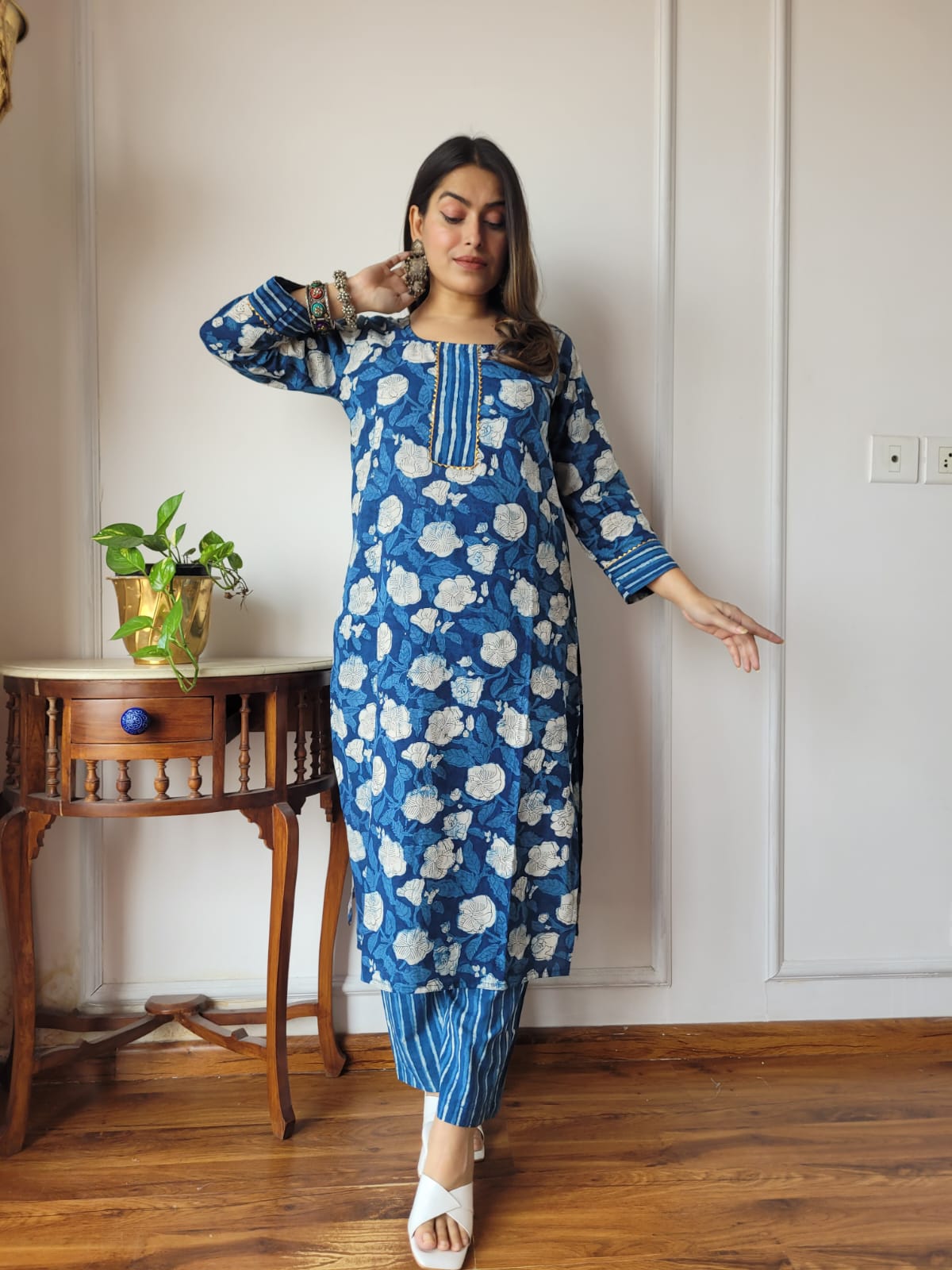 Aavriti Indigo Floral Jaal Dabu Hand Block Printed Kurta Pant Set